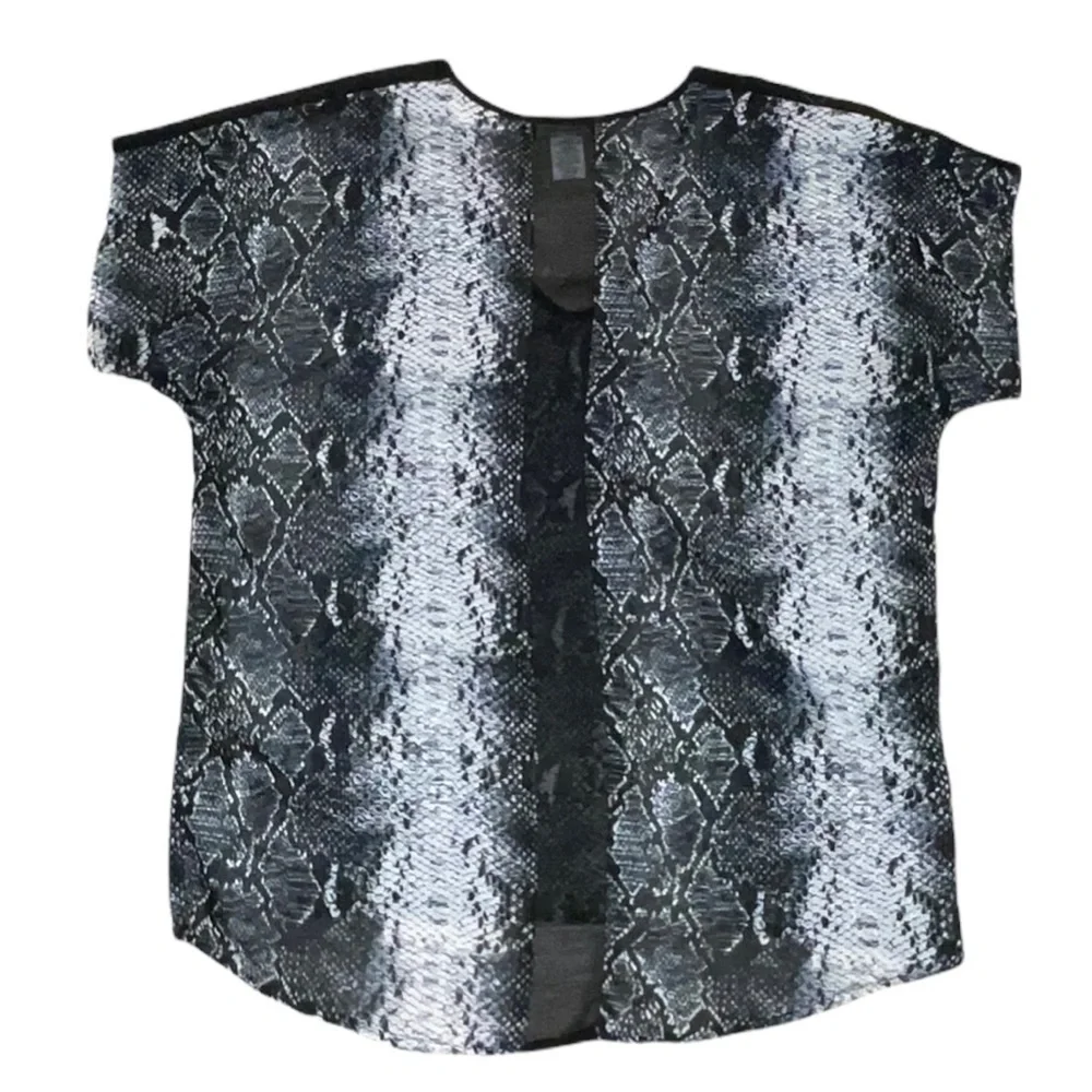 Kim & Cami Woman’s Black & White Snakeskin Print Sheer Blouse Size Medium - Picture 4 of 4